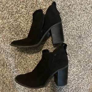Black heeled bootie